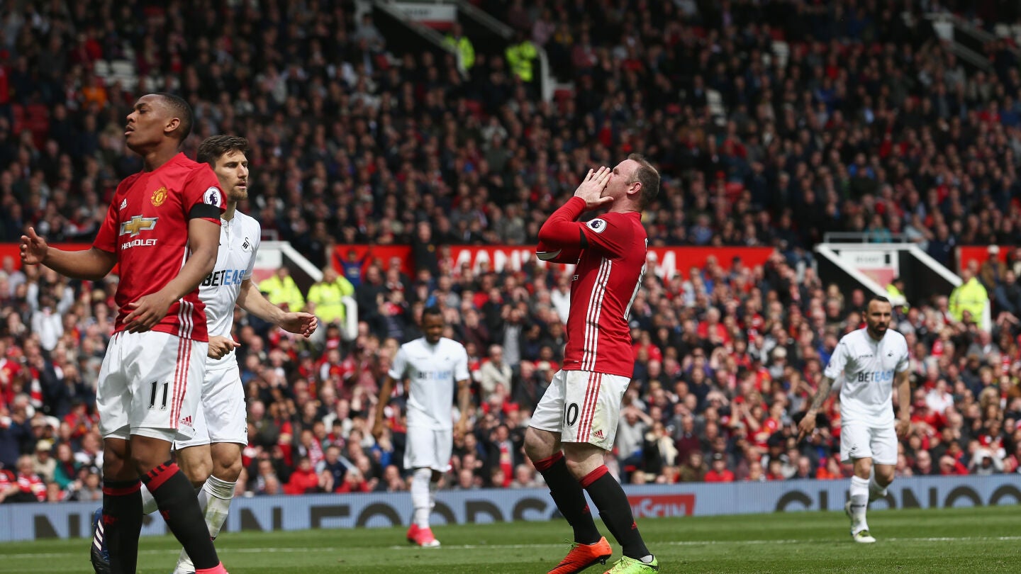 Rooney lamenta una ocasi&oacute;n fallada en el partido del Manchester United