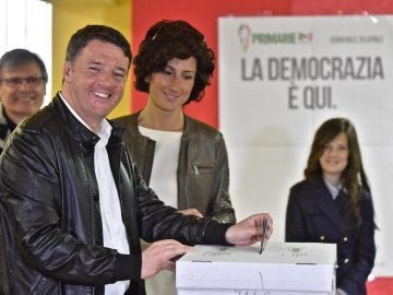 El exprimer ministro italiano Matteo Renzi, junto a su mujer Agnese, votando en las primarias El exprimer ministro italiano Matteo Renzi, junto a su mujer Agnese, votando en las primarias