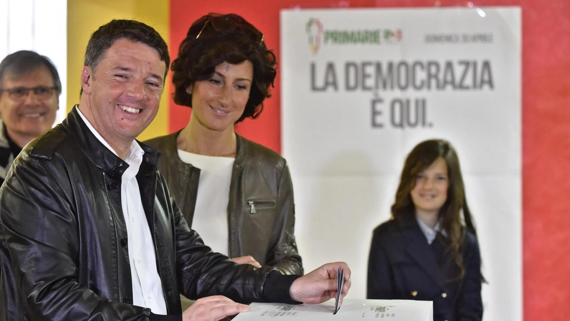 El exprimer ministro italiano Matteo Renzi, junto a su mujer Agnese, votando en las primarias