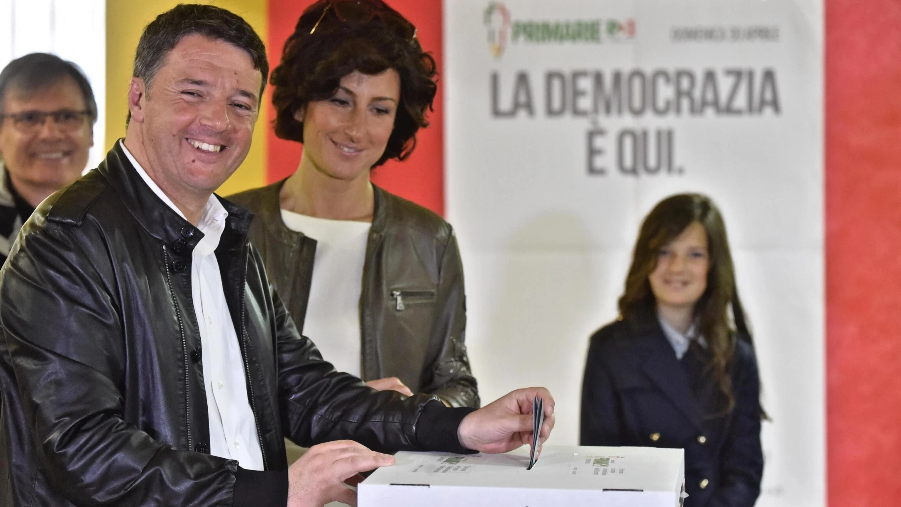 El exprimer ministro italiano Matteo Renzi, junto a su mujer Agnese, votando en las primarias