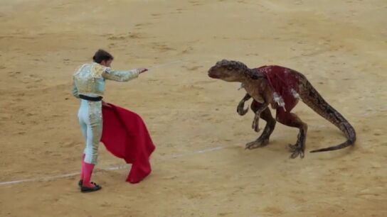  '&iquest;Esta pr&aacute;ctica te parece de otra era?' Una ONG mete a un dinosaurio en el ruedo para denunciar las corridas de toros
