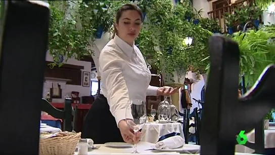 Jesica Mata preparando un servicio Jesica Mata preparando un servicio