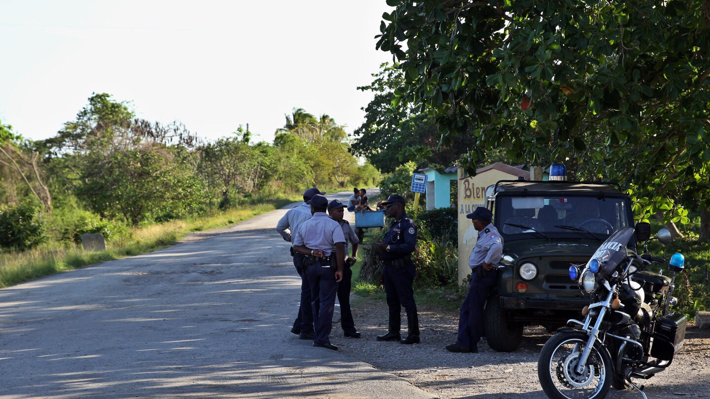 Varios polic&iacute;as controlan el acceso al lugar donde cay&oacute; un avi&oacute;n de las Fuerzas Armadas Revolucionarias de Cuba 