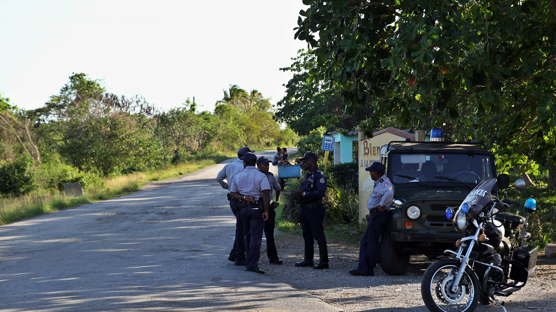 Varios policías controlan el acceso al lugar donde cayó un avión de las Fuerzas Armadas Revolucionarias de Cuba 