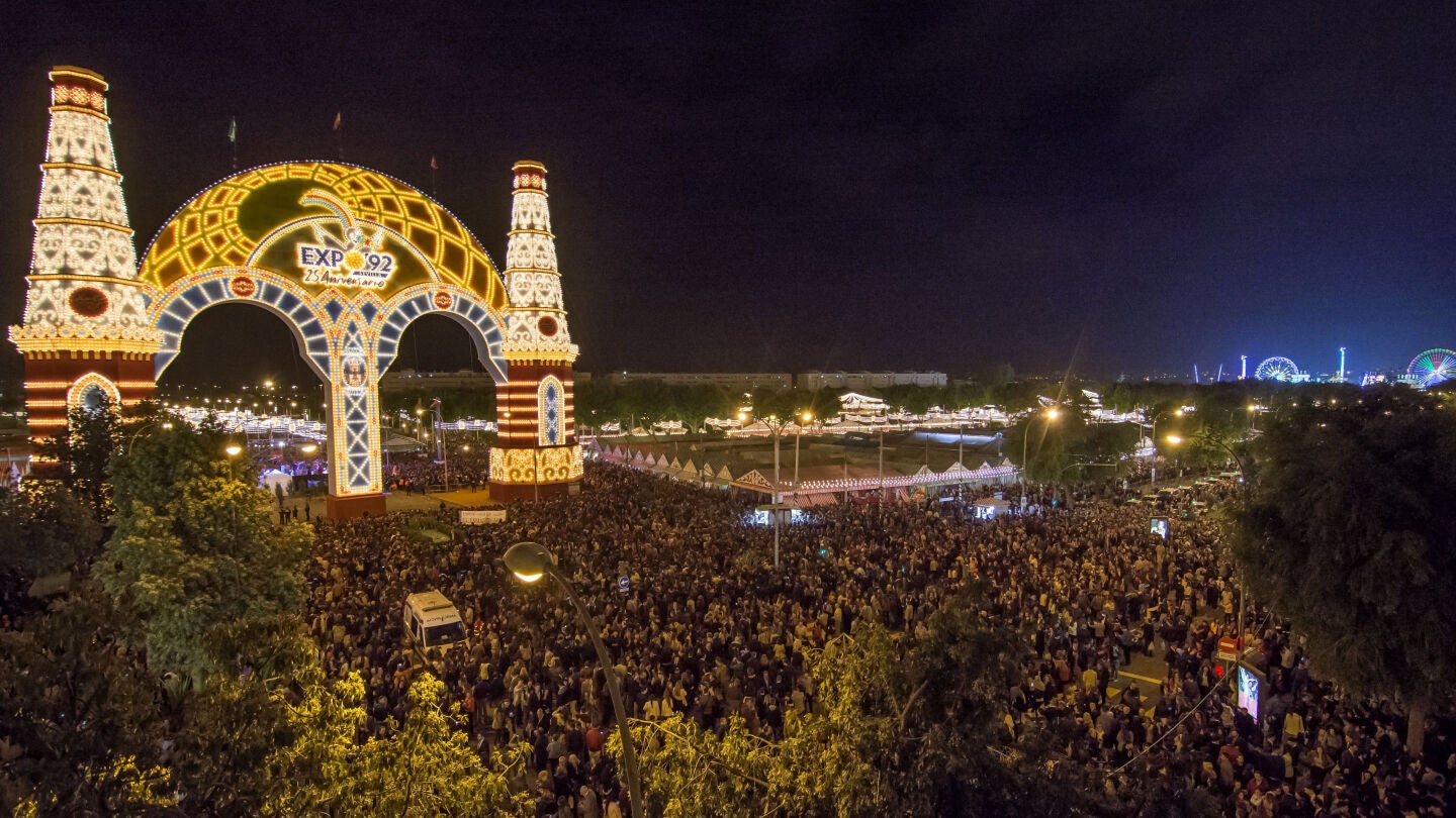 El tradicional 'Alumbrao' del ferial abre esta medianoche otra edici&oacute;n de la Feria de Abril de Sevilla,