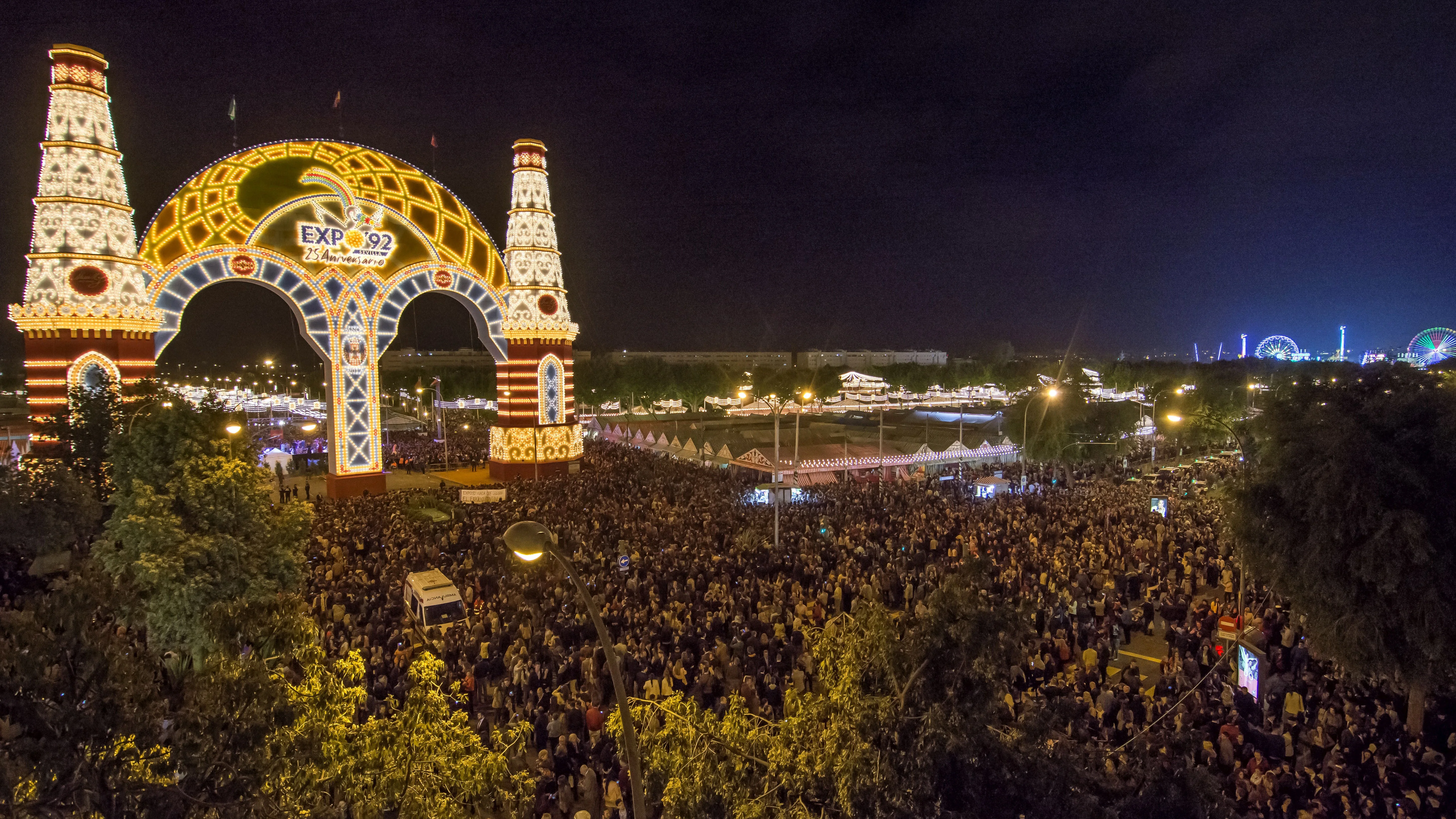 El tradicional 'Alumbrao' del ferial abre esta medianoche otra edición de la Feria de Abril de Sevilla,