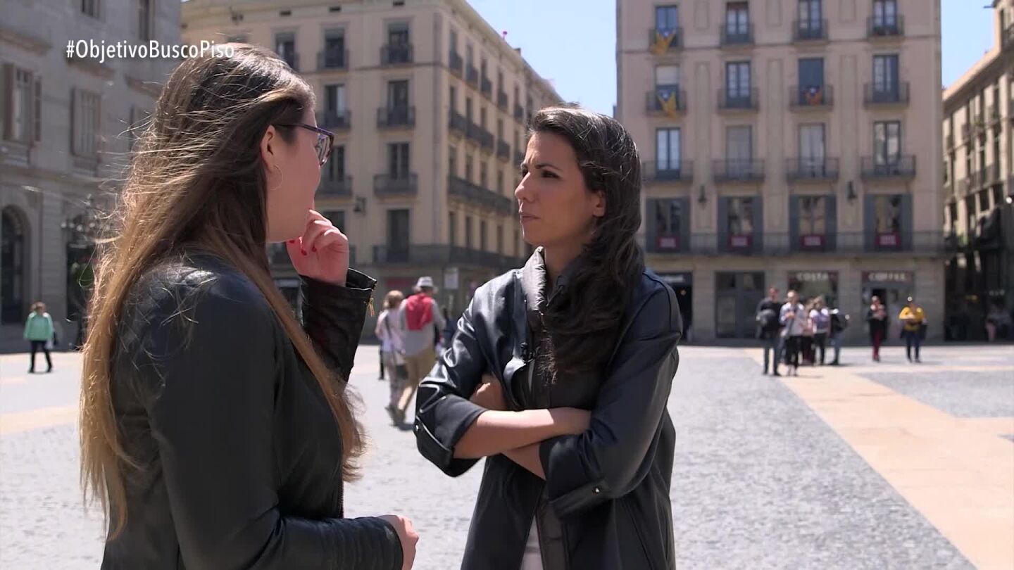 Janet Sanz, teniente de alcalde del Ayuntamiento de Barcelona, con Ana Pastor