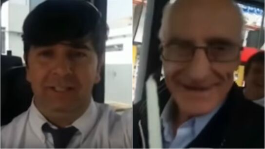 El ch&oacute;fer de autob&uacute;s y Cachito en el momento que recibe la sorpresa