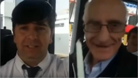 El chófer de autobús y Cachito en el momento que recibe la sorpresa El chófer de autobús y Cachito en el momento que recibe la sorpresa
