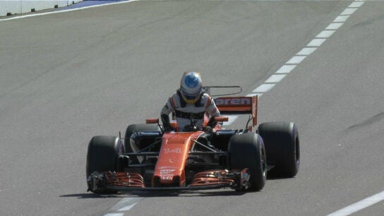 Fernando Alonso abandona su monoplaza en el GP de Rusia