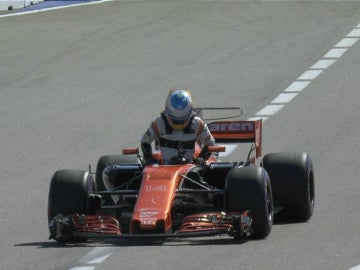Fernando Alonso abandona su monoplaza en el GP de Rusia Fernando Alonso abandona su monoplaza en el GP de Rusia