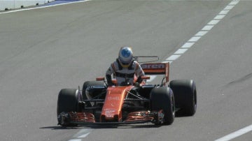 Fernando Alonso abandona su monoplaza en el GP de Rusia