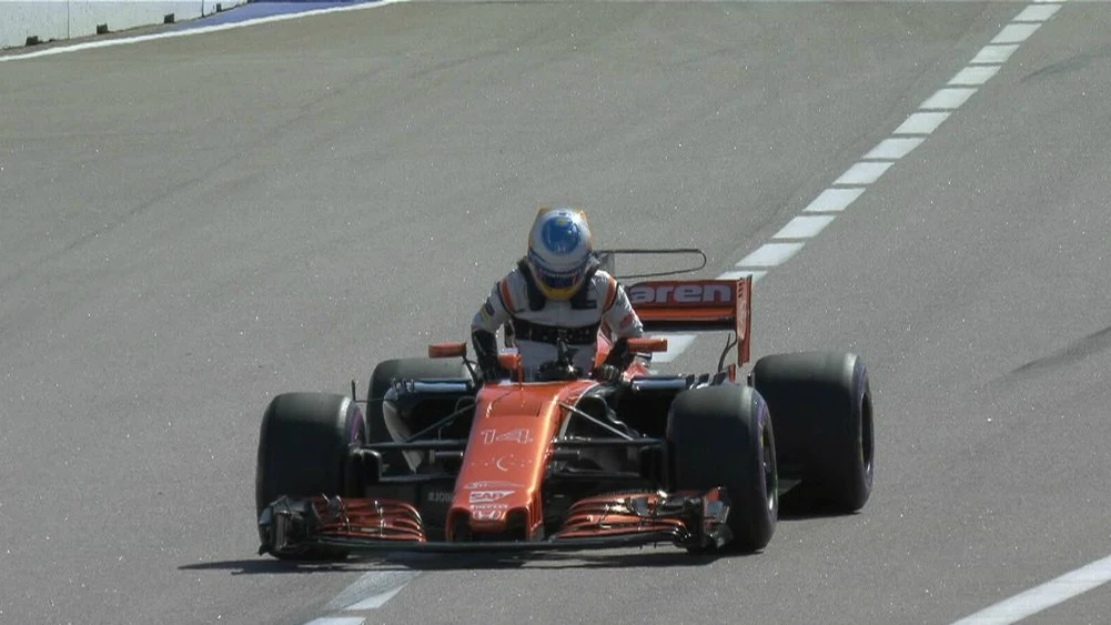 Fernando Alonso abandona su monoplaza en el GP de Rusia