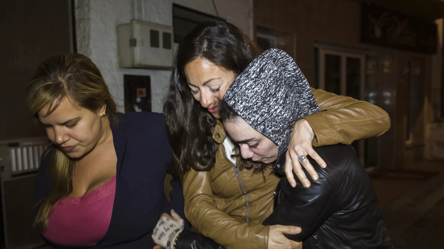 María Jimena Rico Montero abraza a su hermana, María del Valle, a su llegada en buen estado a Torrox (Málaga) María Jimena Rico Montero abraza a su hermana, María del Valle, a su llegada en buen estado a Torrox (Málaga)