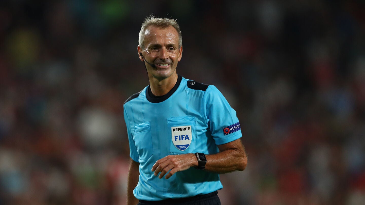 Martin Atkinson durante un partido de Champions