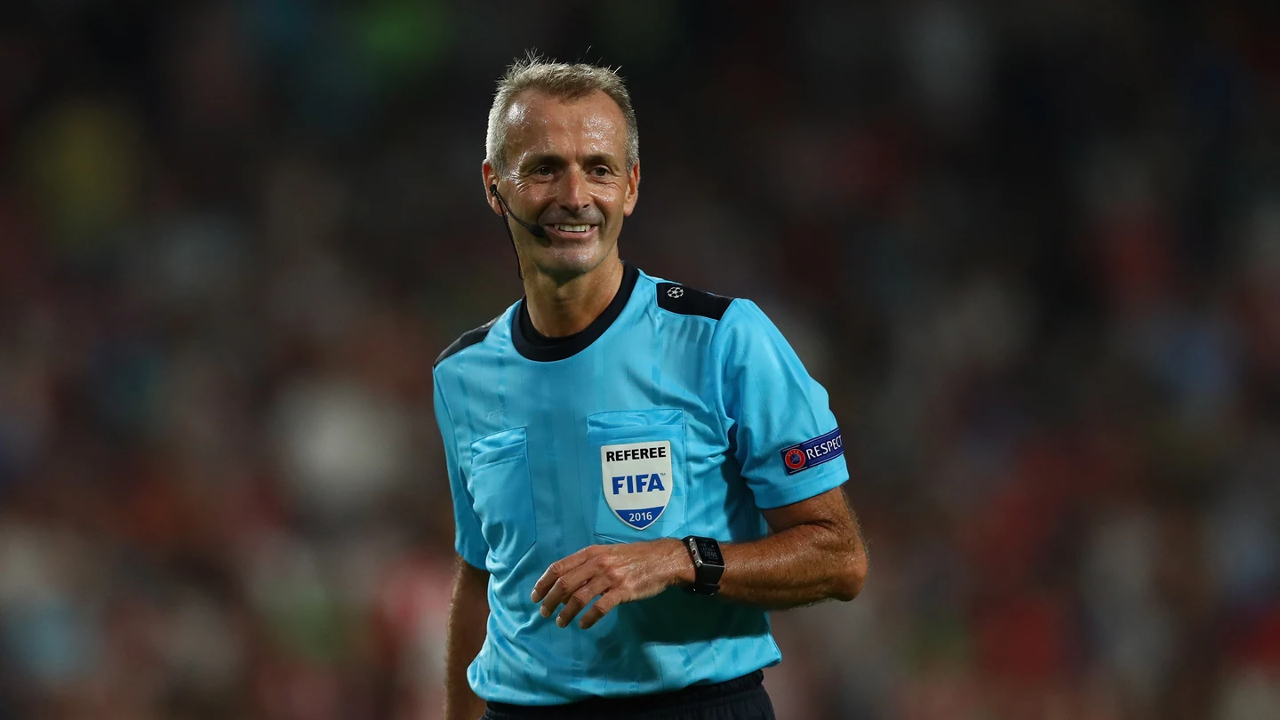 Martin Atkinson durante un partido de Champions Martin Atkinson durante un partido de Champions