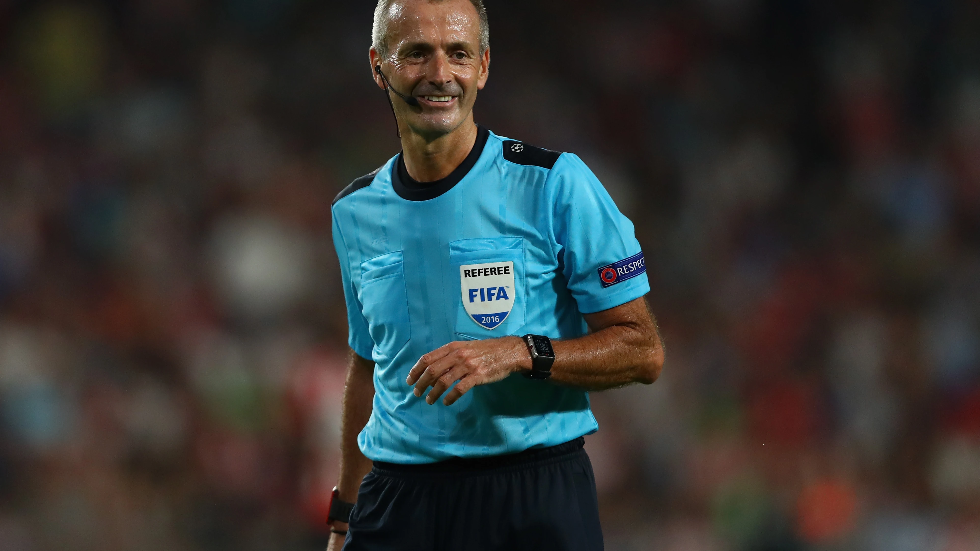 Martin Atkinson durante un partido de Champions