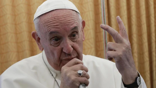 El Papa Francisco habla a los periodistas a bordo del avión que lo lleva de regreso a Roma desde El Cairo El Papa Francisco habla a los periodistas a bordo del avión que lo lleva de regreso a Roma desde El Cairo