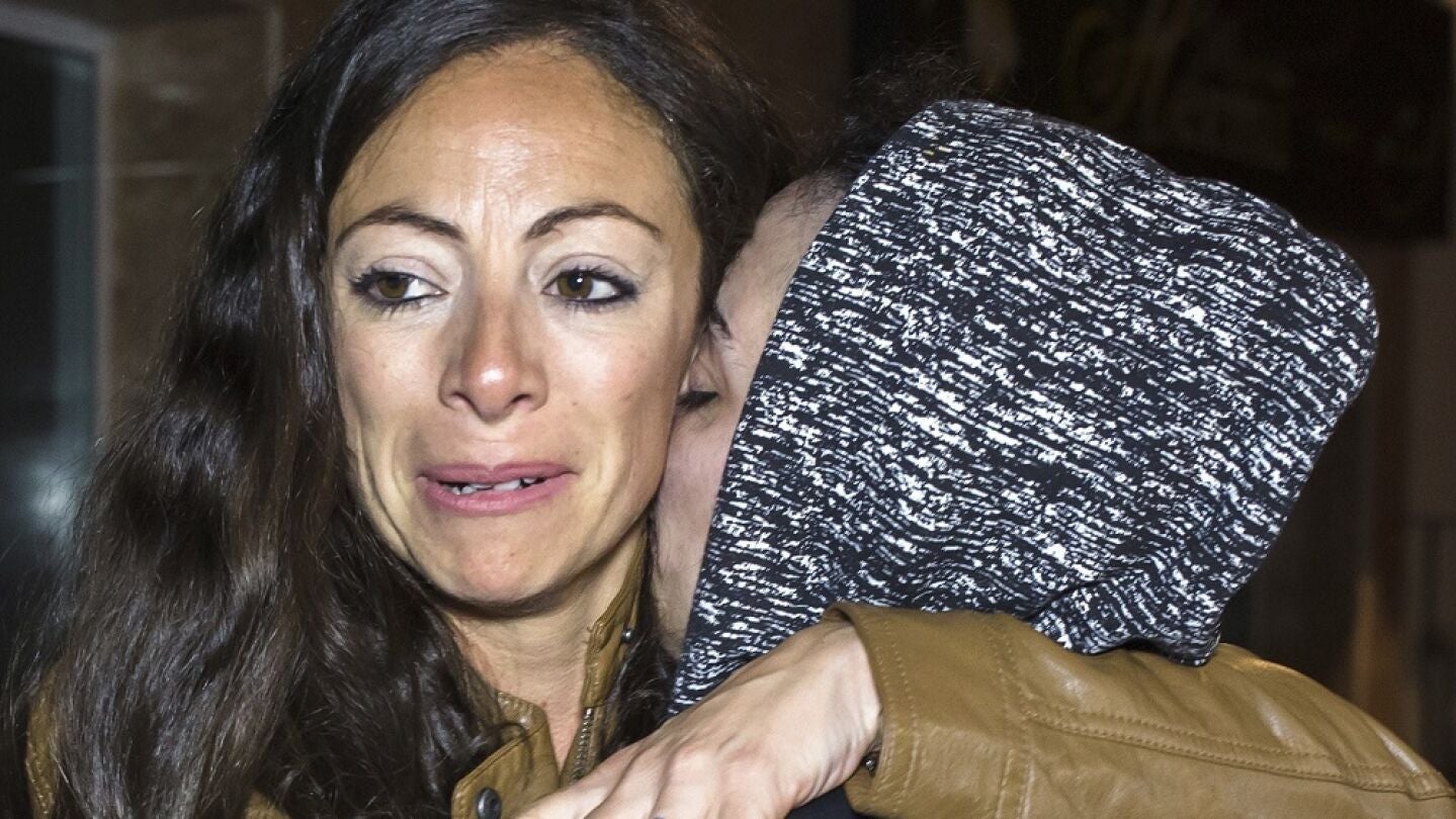 Jimena Rico Montero abraza a su hermana
