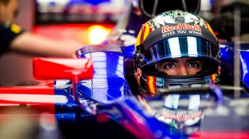 Carlos Sainz, en el cockpit del Toro Rosso