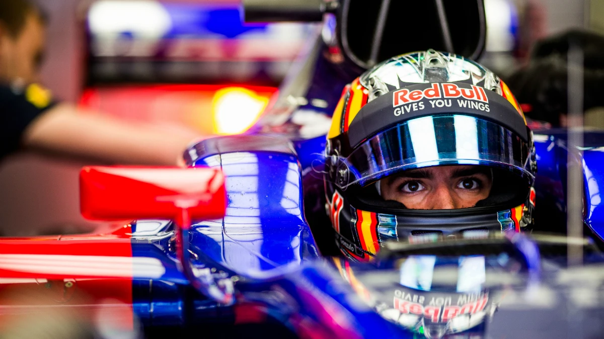 Carlos Sainz, en el cockpit del Toro Rosso