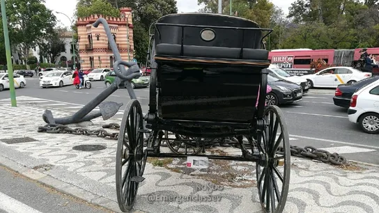 Así ha quedado el carruaje del que tiraban los caballos Así ha quedado el carruaje del que tiraban los caballos