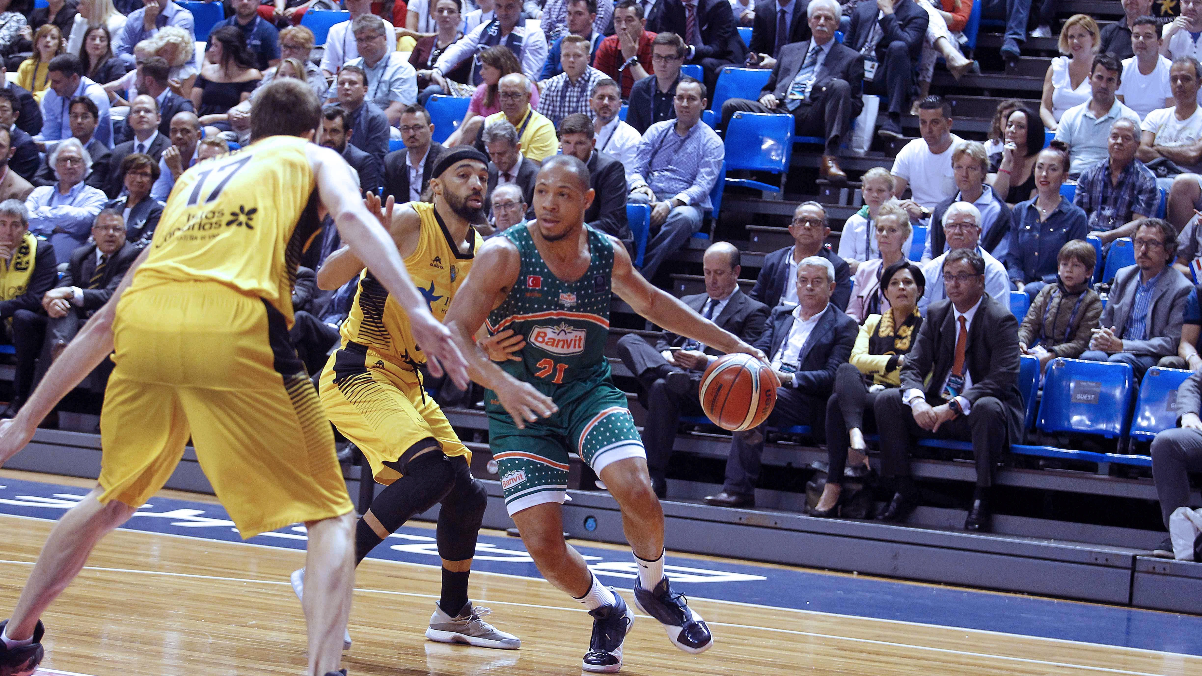 Jeremy Chappell controlando el balón frente a dos rivales del Iberostar
