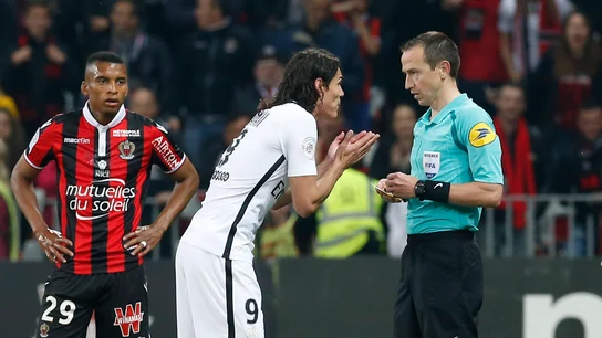 Cavani pidiendo explicaciones al colegiado Cavani pidiendo explicaciones al colegiado
