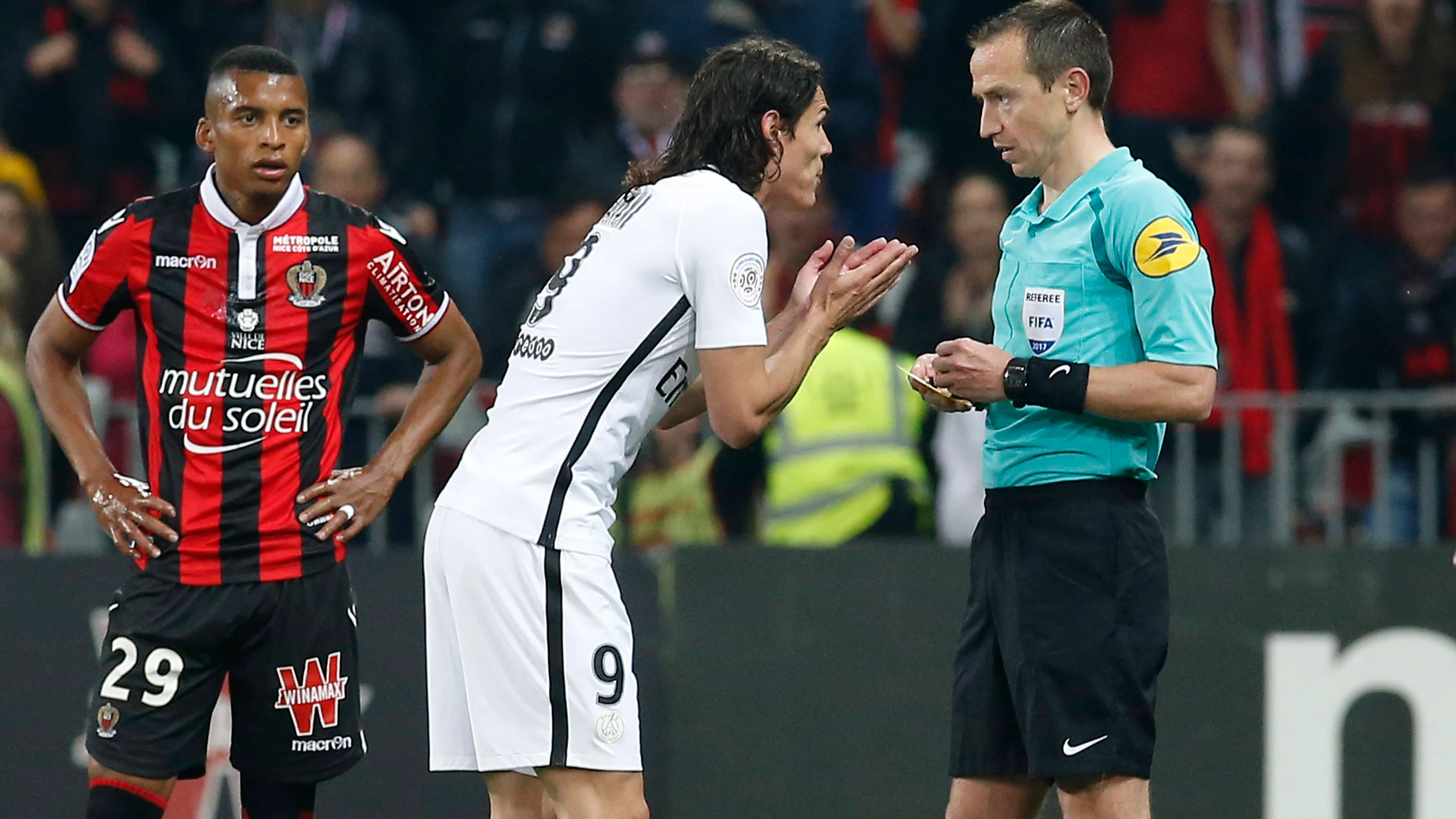 Cavani pidiendo explicaciones al colegiado Cavani pidiendo explicaciones al colegiado