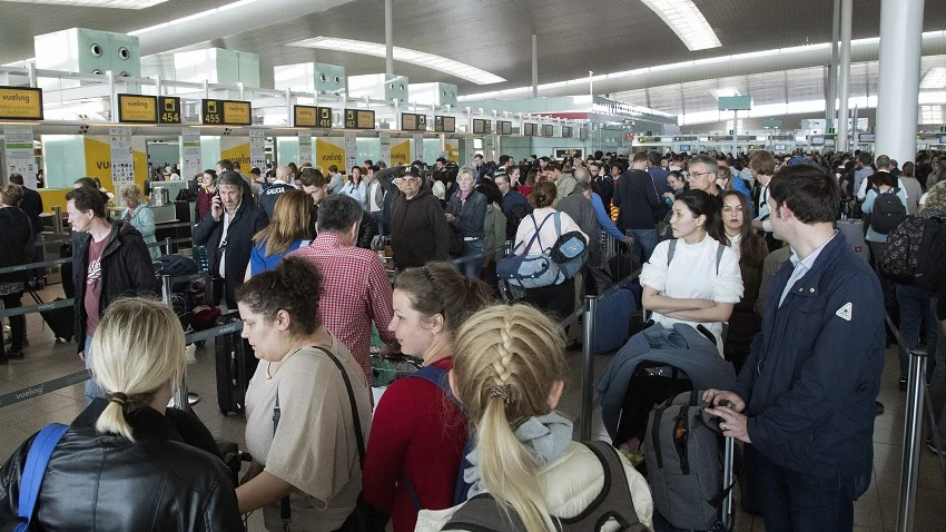 Largas colas este jueves en El Prat.