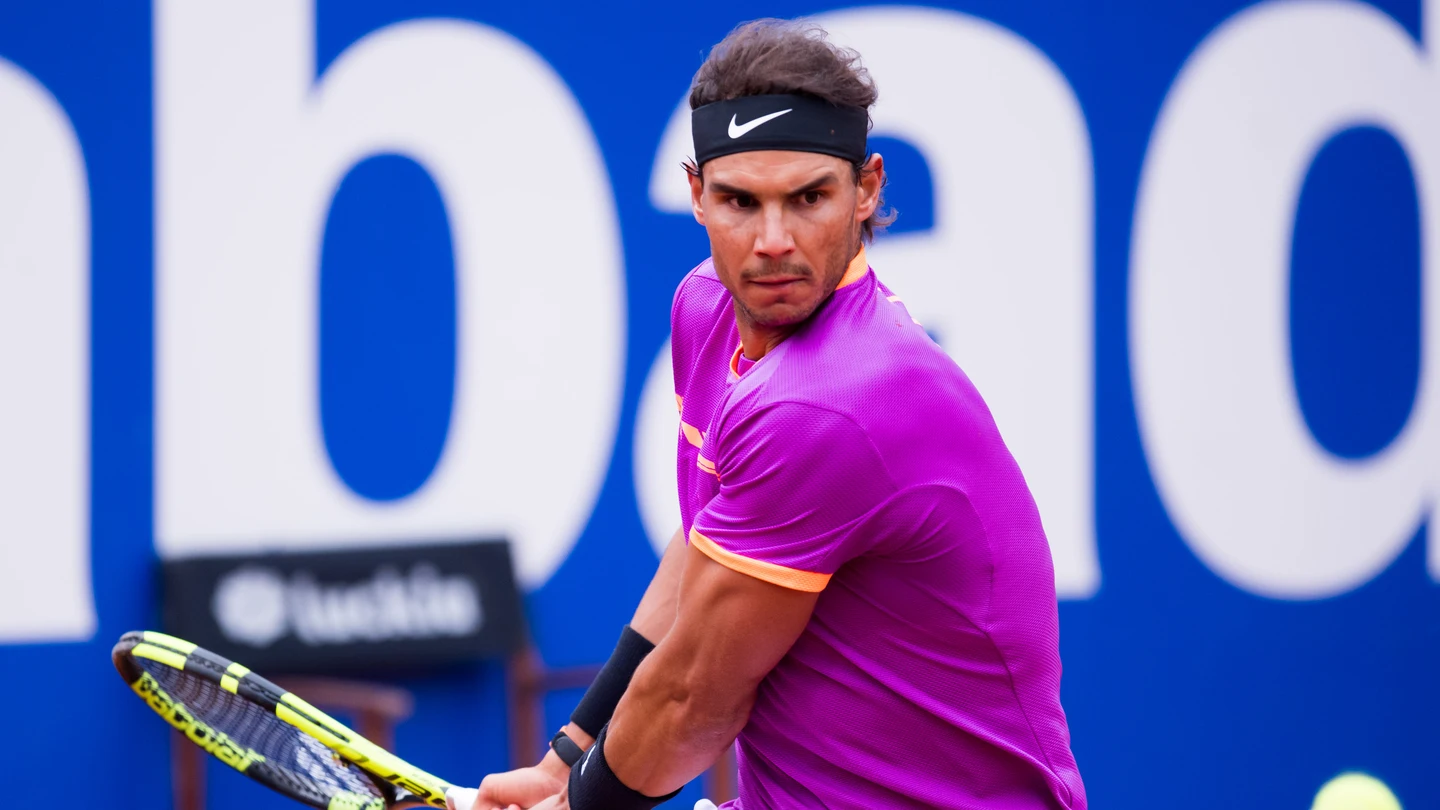 Rafa Nadal devuelve la bola al rival durante un partido Rafa Nadal devuelve la bola al rival durante un partido