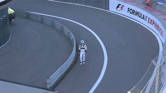 Fernando Alonso deja el trazado de Sochi por una avería en su coche Fernando Alonso deja el trazado de Sochi por una avería en su coche