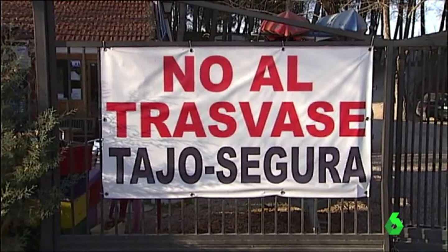 Carteles en contra del trasvase Tajo-Segura 