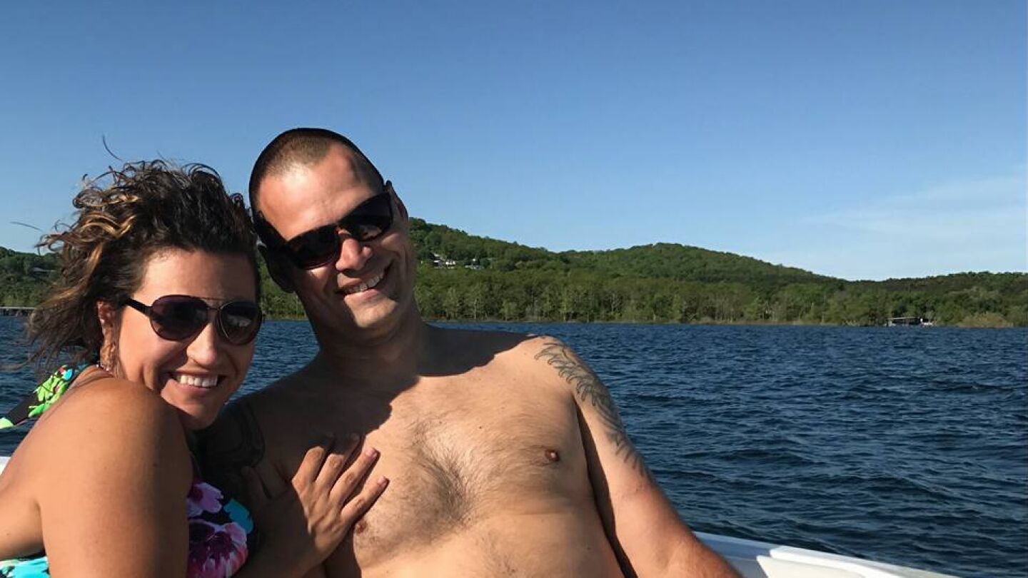 La imagen que ha dado lugar a una ilusi&oacute;n &oacute;ptica de la pareja posando para una foto mientras navegan por el mar