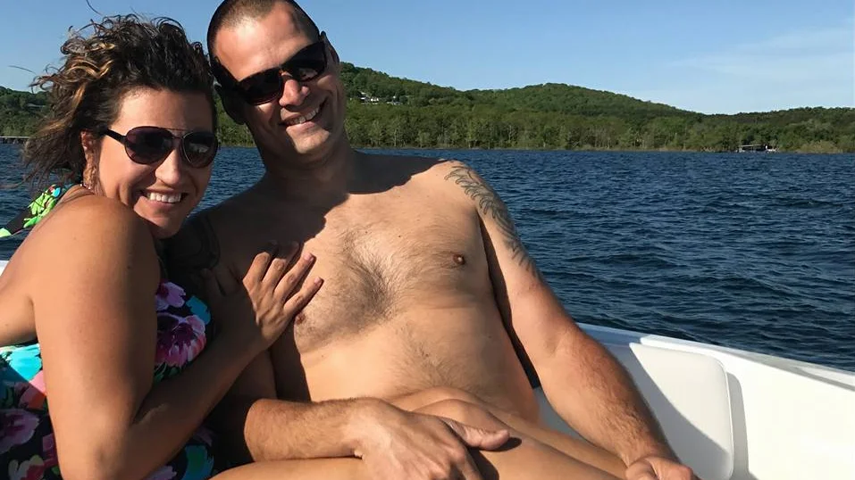 La imagen que ha dado lugar a una ilusión óptica de la pareja posando para una foto mientras navegan por el mar