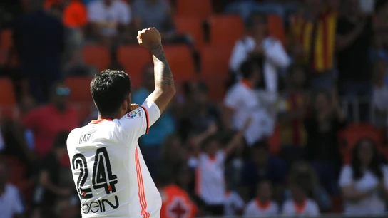 Garay celebra uno de sus dos goles ante Osasuna Garay celebra uno de sus dos goles ante Osasuna