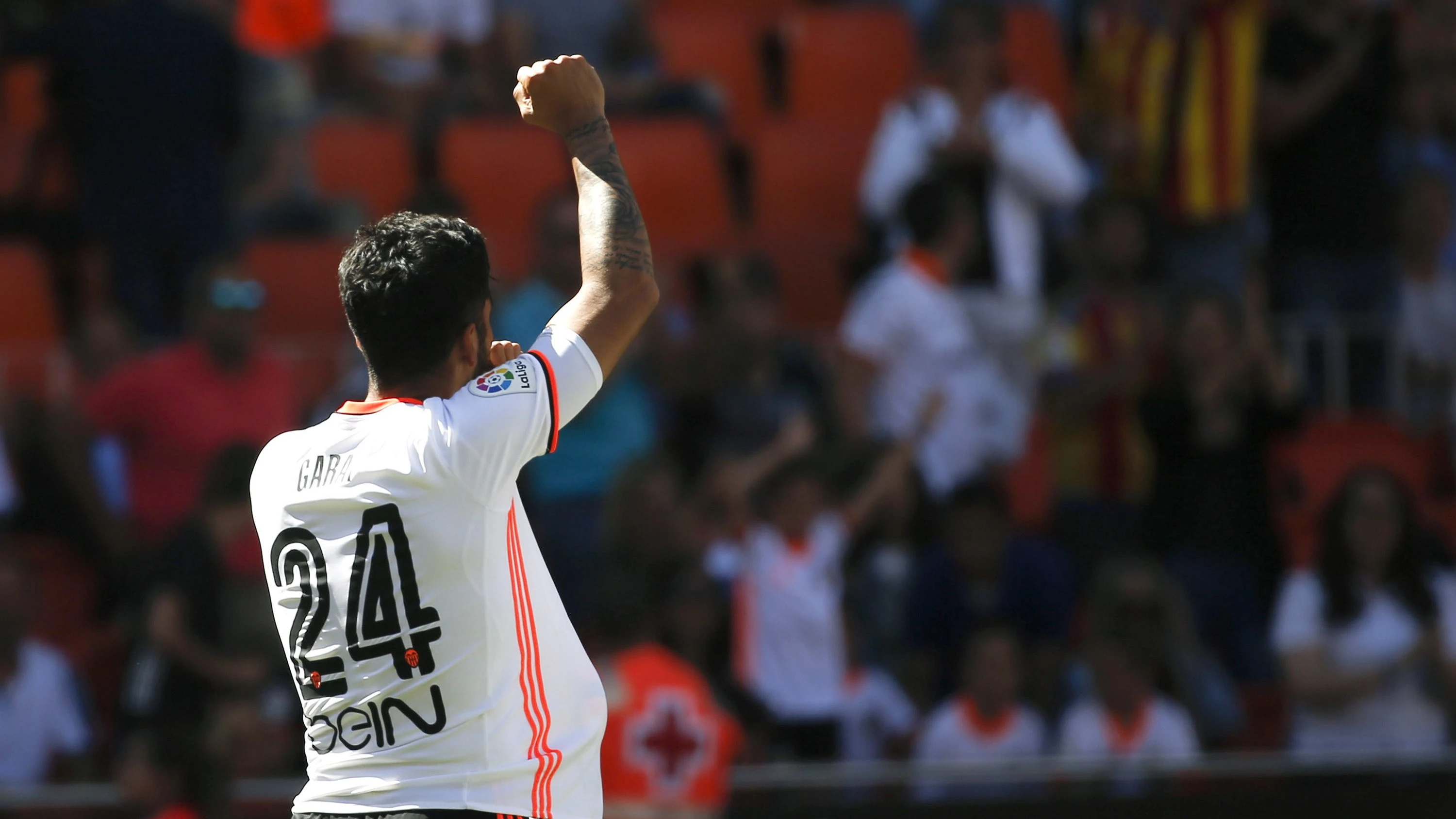 Garay celebra uno de sus dos goles ante Osasuna