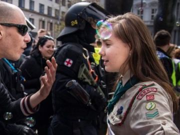 Lucie intentando dialogar con un neonazi Lucie intentando dialogar con un neonazi
