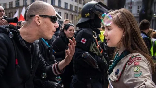 Lucie intentando dialogar con un neonazi