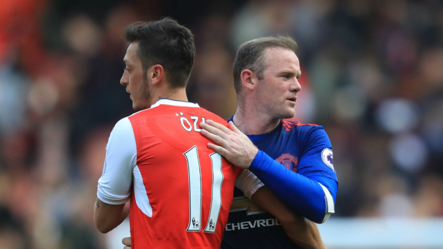 Ozil salud a Rooney