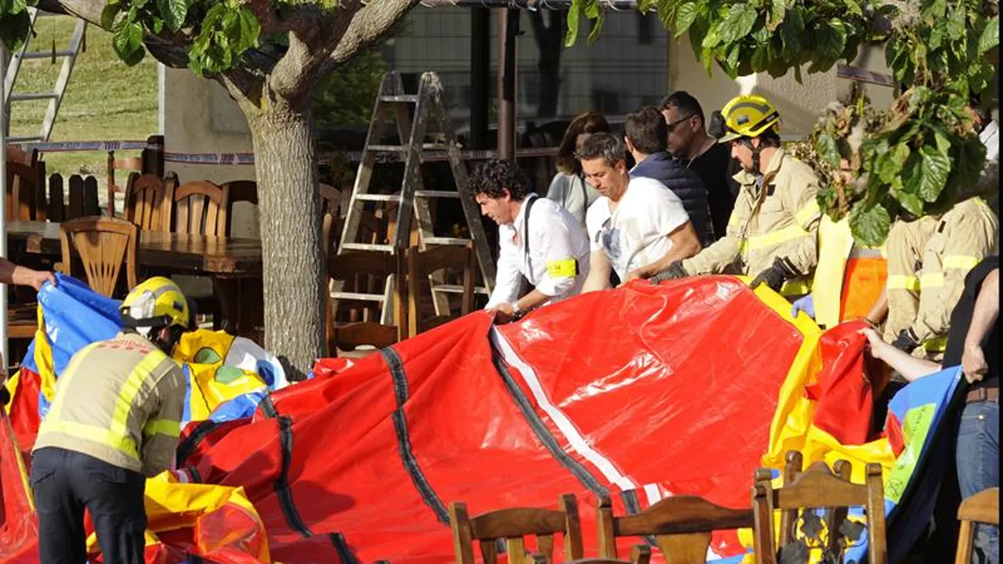 Varios operarios y bomberos retiran el castillo hinchable del restaurante Mas Oller Varios operarios y bomberos retiran el castillo hinchable del restaurante Mas Oller