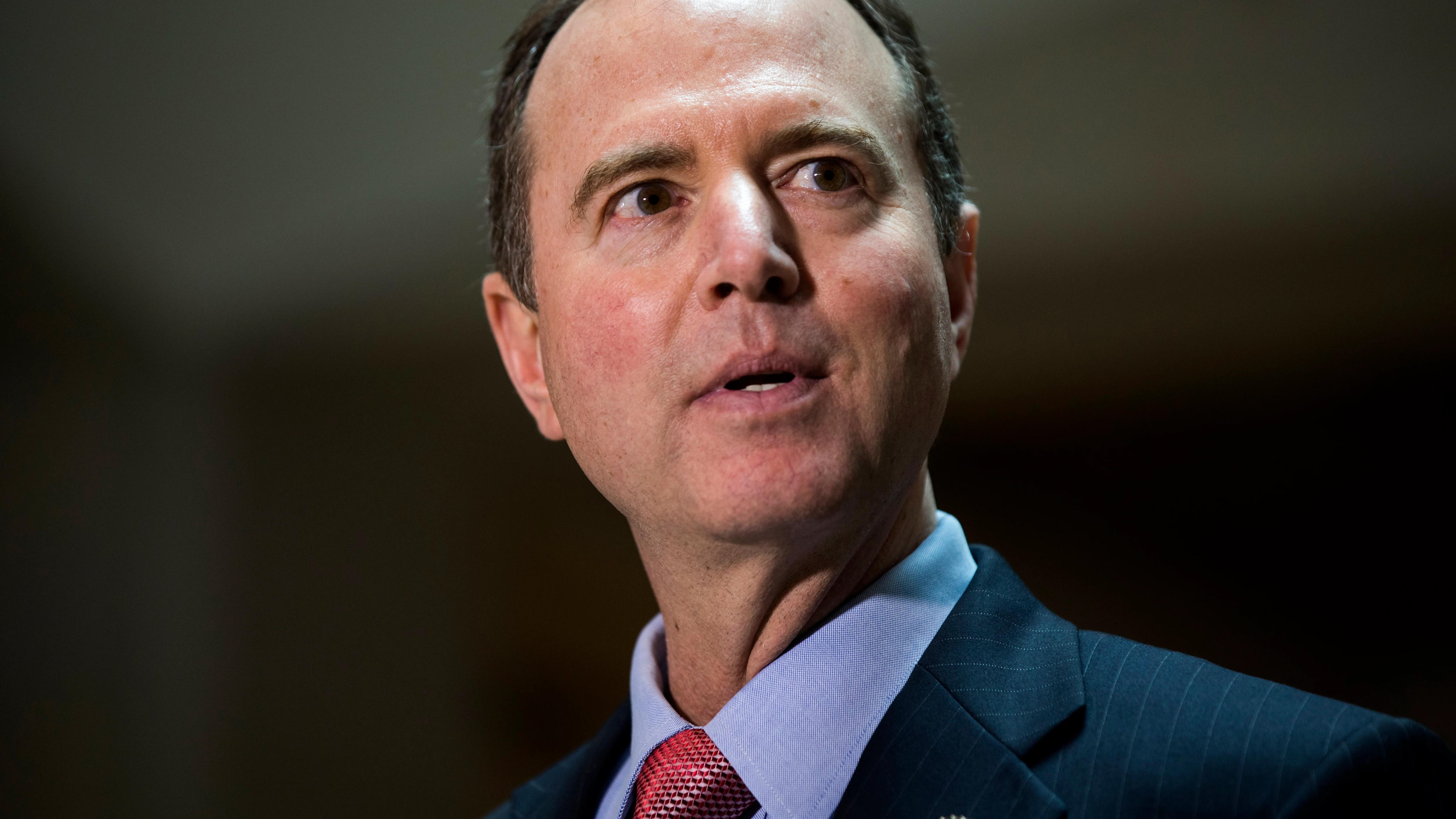 En la foto, el congresista Adam Schiff