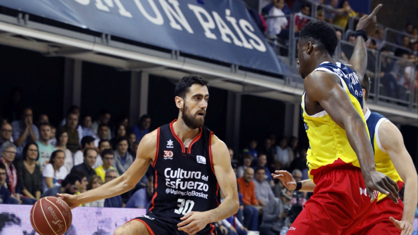 Joan Sastre, con la bola