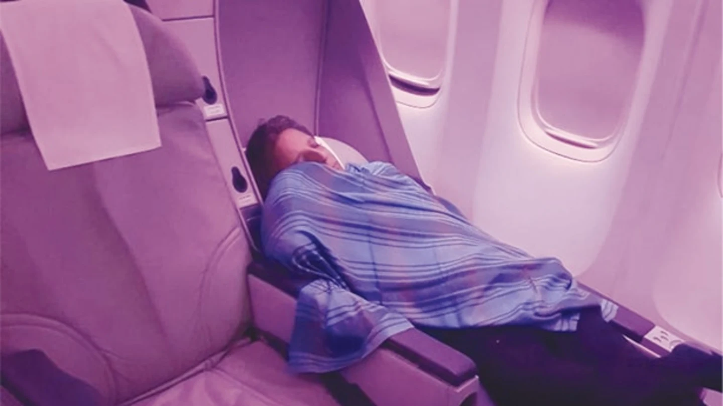 Imagen del piloto dormido en el compartimento de pasajeros difundida por un diario pakistaní Imagen del piloto dormido en el compartimento de pasajeros difundida por un diario pakistaní