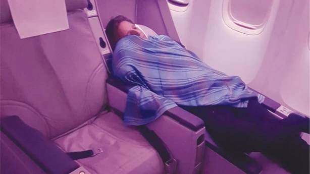 Imagen del piloto dormido en el compartimento de pasajeros difundida por un diario pakistaní