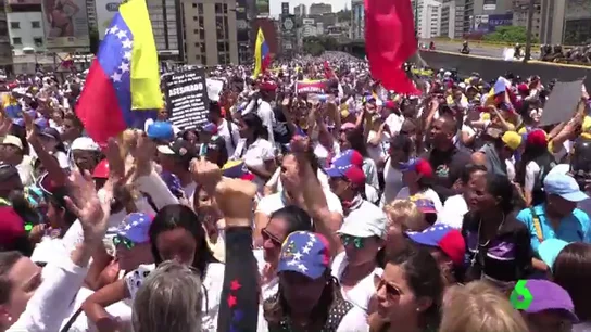 Mujeres venezolanas salieron a la calle con un mensaje común: rechazar la violencia Mujeres venezolanas salieron a la calle con un mensaje común: rechazar la violencia
