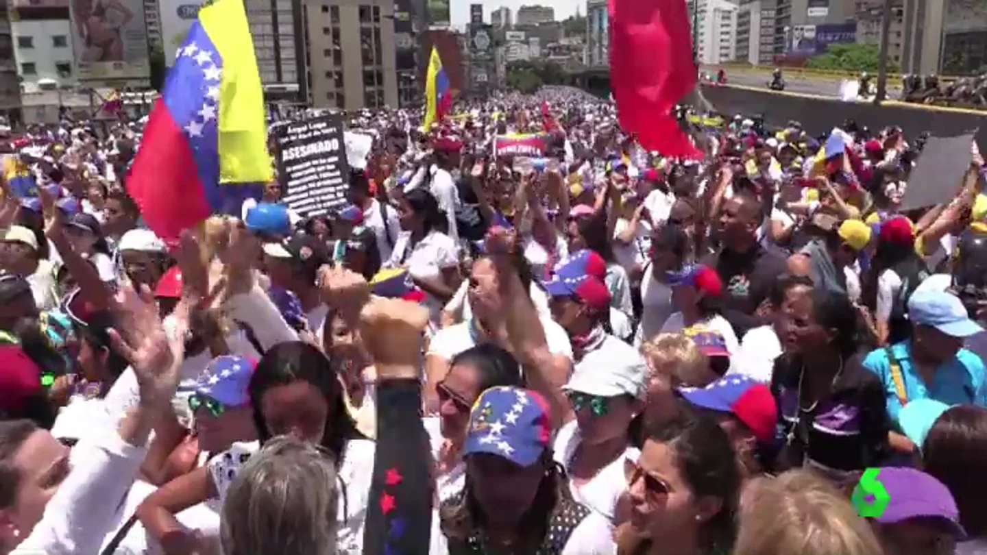Mujeres venezolanas salieron a la calle con un mensaje común: rechazar la violencia Mujeres venezolanas salieron a la calle con un mensaje común: rechazar la violencia