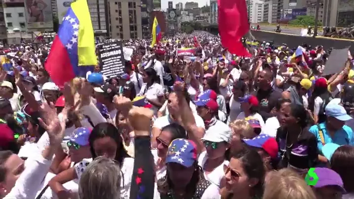 Mujeres venezolanas salieron a la calle con un mensaje común: rechazar la violencia Mujeres venezolanas salieron a la calle con un mensaje común: rechazar la violencia