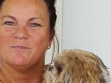 Mary Burguess con su perro Mary Burguess con su perro