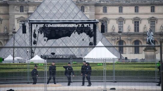 Polic&iacute;a francesa en la explanada del Louvre
